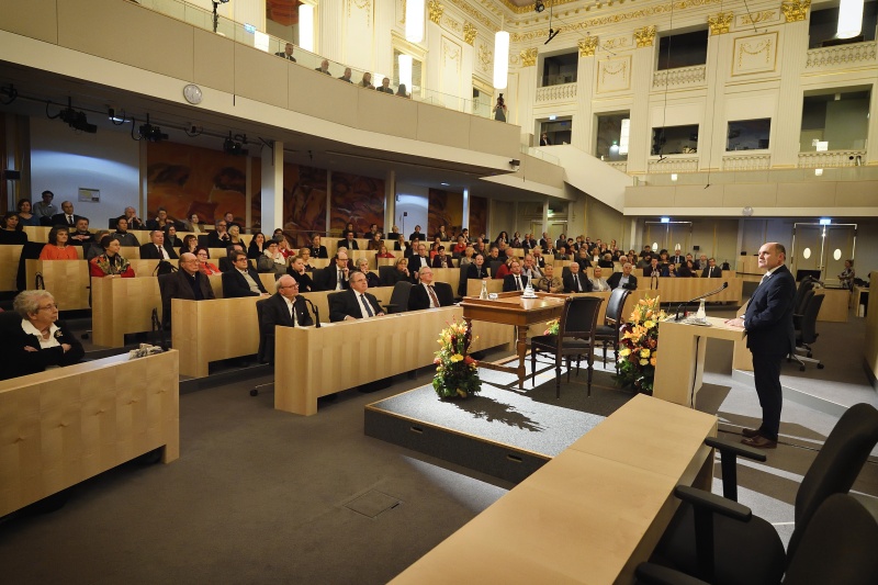 Nationalratspräsident Wolfgang Sobotka (V) bei der Begrüßung. Blick Richtung VeranstaltungsteilnehmerInnen