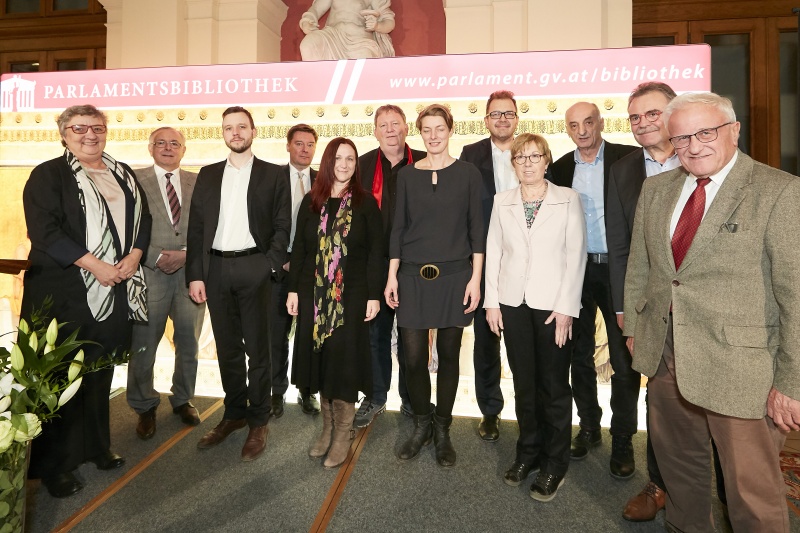 von links: Bundesratspräsidentin Inge Posch-Gruska (S), Oliver Rathkolb, Martin Andersson, Herwig Hösele, Maria Luise Lanzrath,  Horst Horvath, Julia Gsertz, Michael Gulliver Wagner, Gertrude Andersson-Reisner, Walter Reiss, Bundesratsvizepräsident Ewald Lindinger (S),  Eduard Sieber