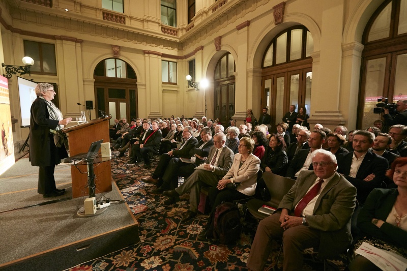 Begrüßung durch Bundesratspräsidentin Inge Posch-Gruska (S). Blick Richtung VeranstaltungsteilnehmerInnen