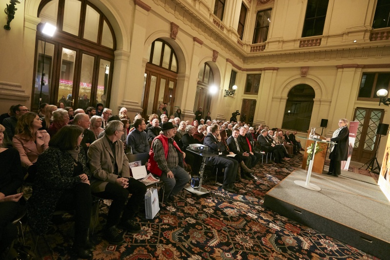 Begrüßung durch Bundesratspräsidentin Inge Posch-Gruska (S). Blick Richtung VeranstaltungsteilnehmerInnen