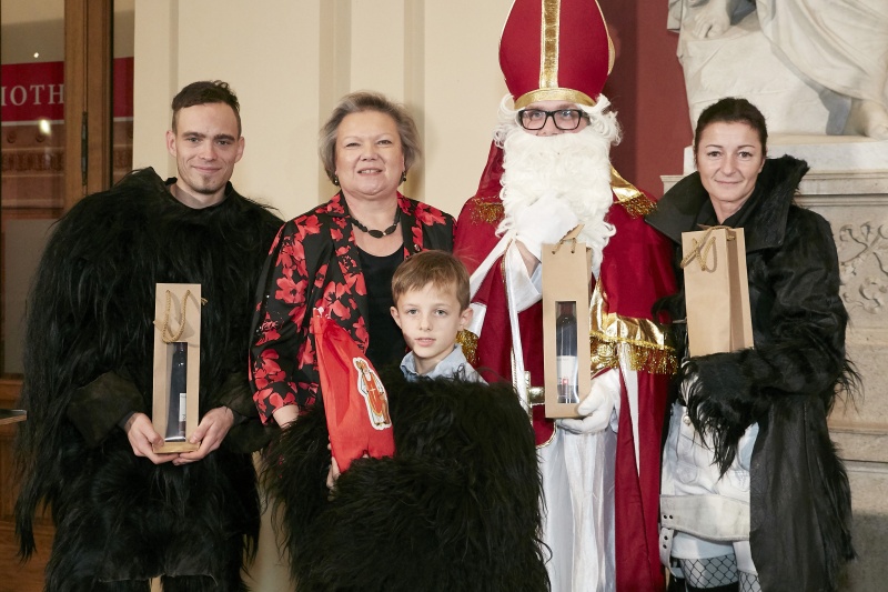 von links Marcel Delija Obmann der Klagenfurter Krampusgruppe "Lords of Darkness", Dritte Nationalratspräsidentin Anneliese Kitzmüller (F), Wolfgang Brummer Nikolo in der Krampusgruppe "Lords of Darkness", Cornelia Sacherer Hexe bei "Lords of Darkness"