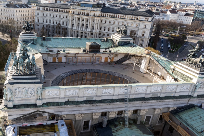 Kranfahrt über den offenen NR-Sitzungssaal