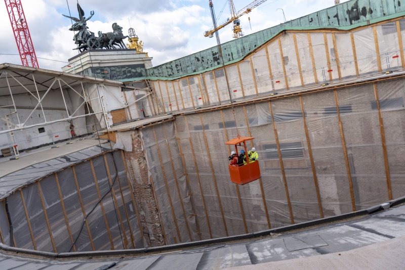 Geöffnetes Dach über dem NR-Saal