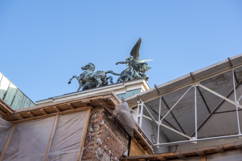 Kranfahrt über den offenen NR-Sitzungssaal