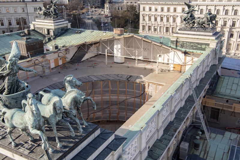 Kranfahrt über den offenen NR-Sitzungssaal