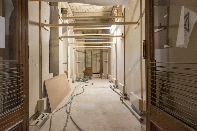 Blick in einen verkleideten Korridor