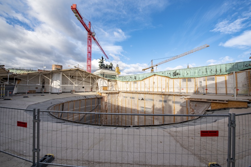 Geöffnetes Dach über dem NR-Saal