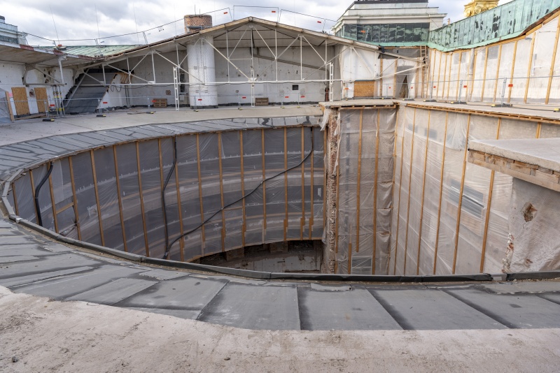 Geöffnetes Dach über dem NR-Saal