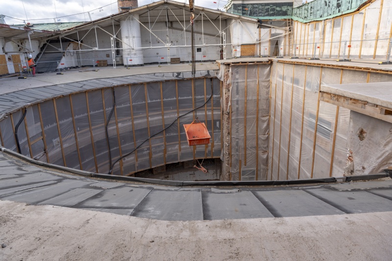 Geöffnetes Dach über dem NR-Saal