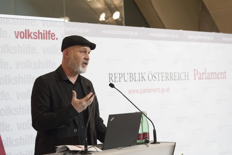 Am Rednerpult: Volkshilfe Bundesgeschäftsführer Erich Fenninger