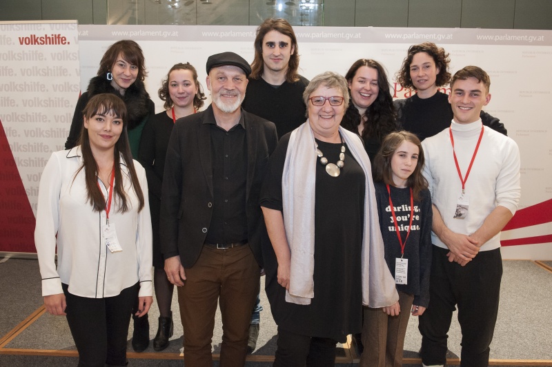 Erste Reihe von links:Yasmo - Slampoetin und Autorin, Volkshilfe Bundesgeschäftsführer Erich Fenninger, Bundesraspräsidentin Inge Posch-Gruska (S) mit SchauspielerInnen des Volkstheaters