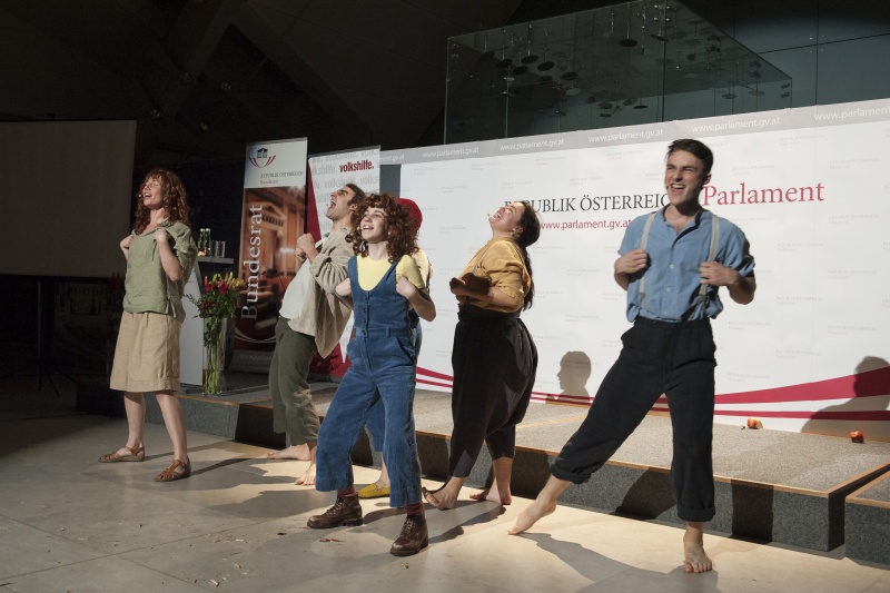 SchauspielerInnen des Volkstheaters spielen Ausschnitte aus dem Theaterstück "Die Rote Zora"