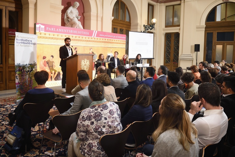 Blick Richtung VeranstaltungsteilnehmerInnen. Am Rednerpult: Vertreter Verein PROSA  Saasan Esmailzadeh