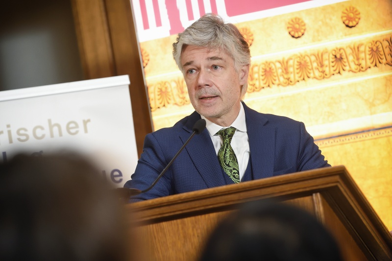 Begrüßung durch Parlamentsdirektor Harald Dossi