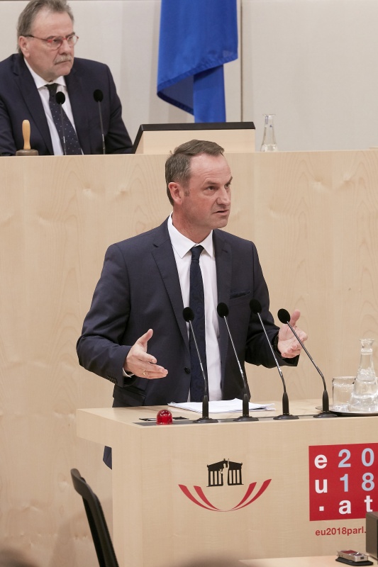 Bundesrat Dominik Reisinger (S) am Rednerpult