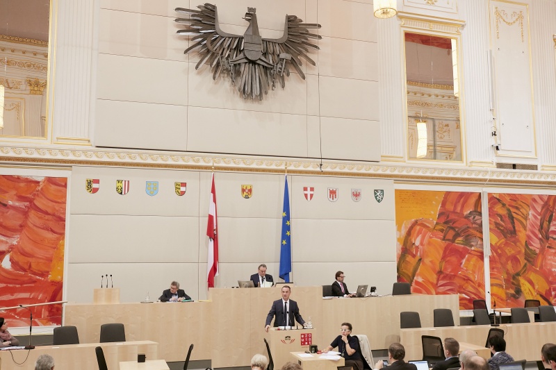 Bundesrat Dominik Reisinger (S) am Rednerpult