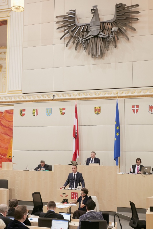 Bundesrat Dominik Reisinger (S) am Rednerpult