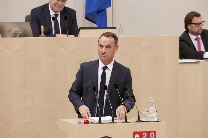 Bundesrat Dominik Reisinger (S) am Rednerpult