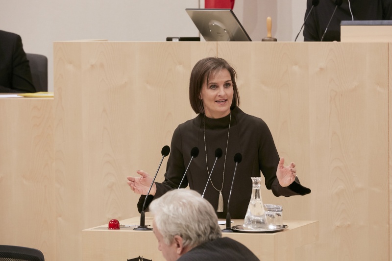 Bundesrätin Martina Ess (V)  am Rednerpult