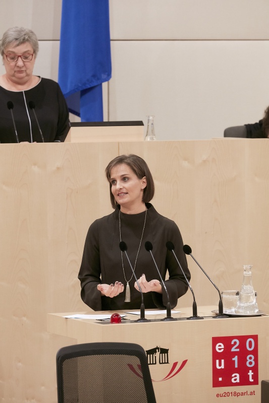 Bundesrätin Martina Ess (V)  am Rednerpult