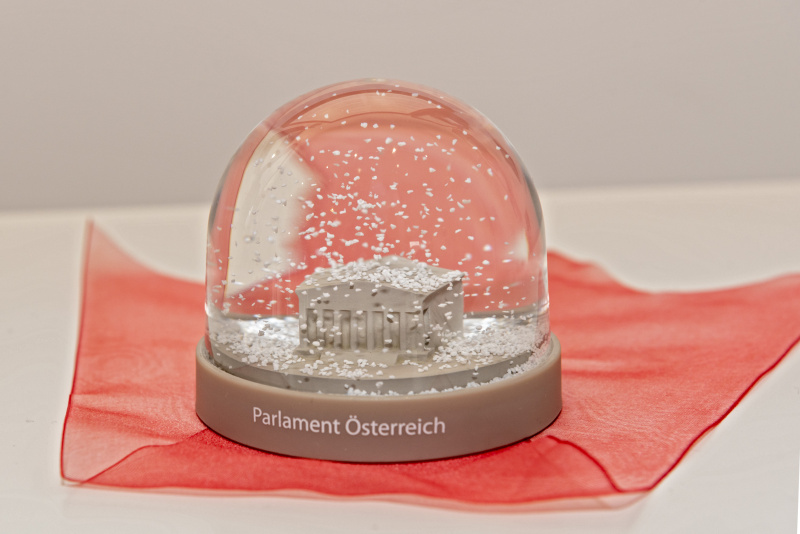 Schneekugel Parlament Österreich