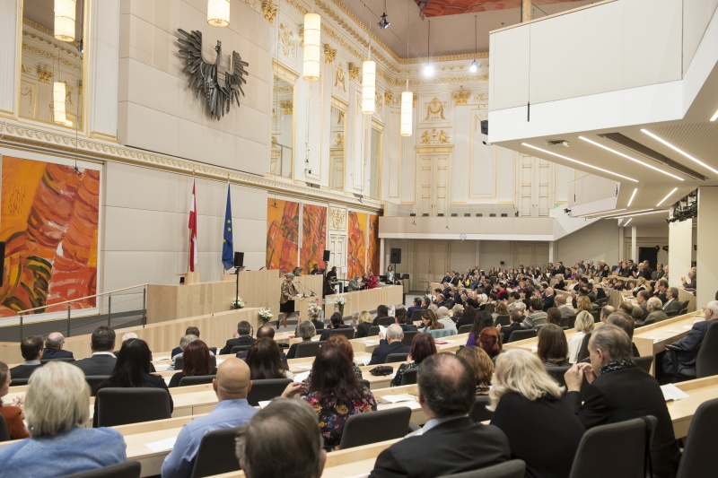 Blick Richtung VeranstaltungsteilnehmerInnen. Am Rednerpult Bundesratspräsidentin Inge Posch-Gruska (S)