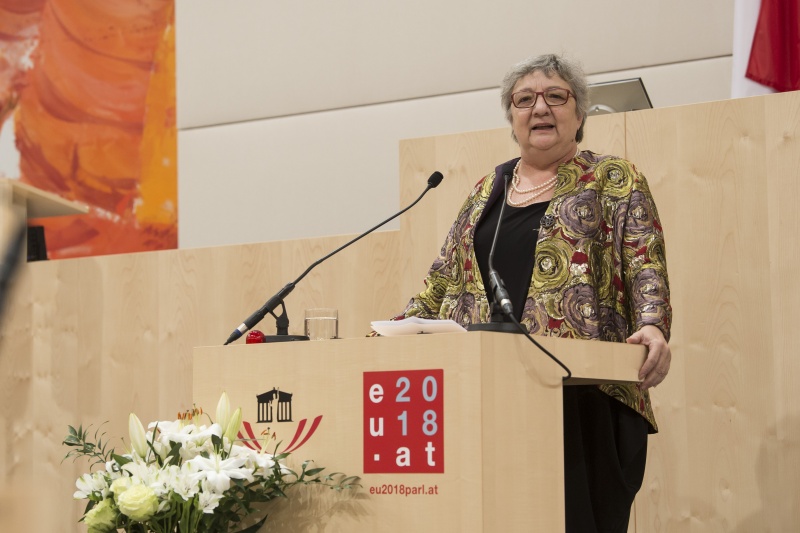 Am Rednerpult Bundesratspräsidentin Inge Posch-Gruska (S)