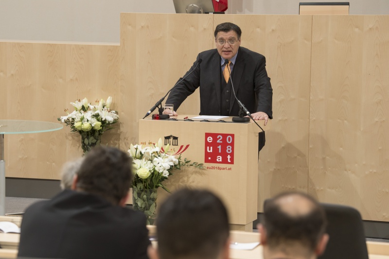 Am Rednerpult: Wissenschaftlicher Leiter des DÖW Gerhard Baumgartner