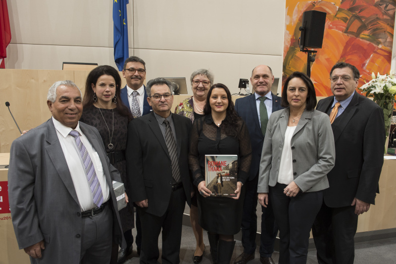 Von links: Stefan Horvath, Direktorin des Mauthausen Memorials  Barbara Glück, Obmann Kulturverein österreichischer Roma Christian Klippl, Vorsitzender des Volksgruppenbeirates der Roma Emmerich Gärtner-Horvath, Bundesratspräsidentin Inge Posch-Gruska (S), Manuele Horvath, Nationalratspräsident Wolfgang Sobotka (V), Moderatorin Sandra Szabo, Wissenschaftlicher Leiter des DÖW Gerhard Baumgartner