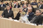 Von rechts: Vorsitzender des Volksgruppenbeirates der Roma Emmerich Gärtner-Horvath, Nationalratspräsident Wolfgang Sobotka (V), Bundesratspräsidentin Inge Posch-Gruska (S), Wissenschaftlicher Leiter des DÖW Gerhard Baumgartner