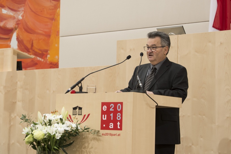 Am Rednerpult: Vorsitzender des Volksgruppenbeirates der Roma Emmerich Gärtner-Horvath