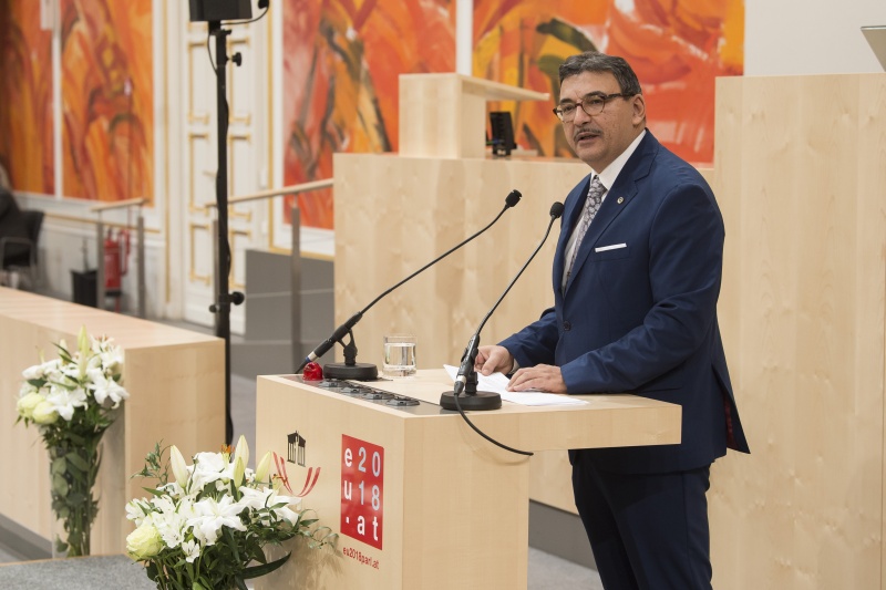 Am Rednerpult: Obmann Kulturverein österreichischer Roma Christian Klippl