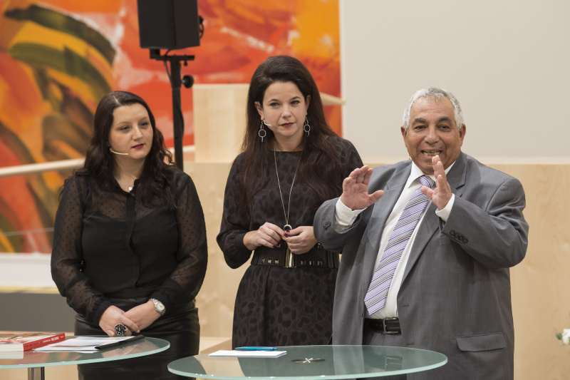 Am Podium von links: Manuele Horvath, Direktorin des Mauthausen Memorials Barbara Glück, Stefan Horvath