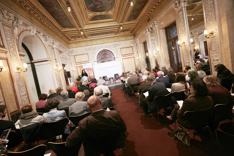 Moderation Colette Schmidt Der Standard. Blick Richtung VeranstaltungsteilnehmerInnen