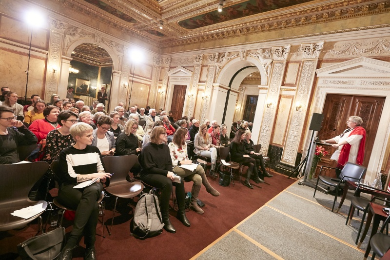 Begrüßung durch Bundesratspräsidentin Inge Posch-Gruska (S). Blick Richtung VeranstaltungsteilnehmerInnen