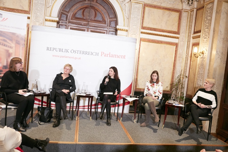 Podiumsdiskussion. Von links: Kathrin Glösel Institut für Politikwissenschaft Universität Wien, Monika Salzer Gründerin "Omas gegen Rechts", Colette Schmidt Der Standard, Caroline Pavitsits Vorsitzende der Bundes Jugend Vertretung, Eva Grigori 'Ilse Arlt Institut für Soziale Inklusionsforschung FH St.Pölten'