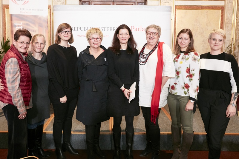 Von rechts: Eva Grigori 'lse Arlt Institut für Soziale Inklusionsforschung FH St. Pölten', Caroline Pavitsits Vorsitzende der Bundes Jugend Vertretung, Bundesratspräsidentin Inge Posch-Gruska (S), Colette Schmidt Der Standard, Monika Salzer Gründerin "Omas gegen Rechts", Kathrin Glösel Institut für Politikwissenschaft Universität Wien, Bundesrätin Daniela Gruber-Pruner (S), Bundesrätin Elisabeth Grimling (S)