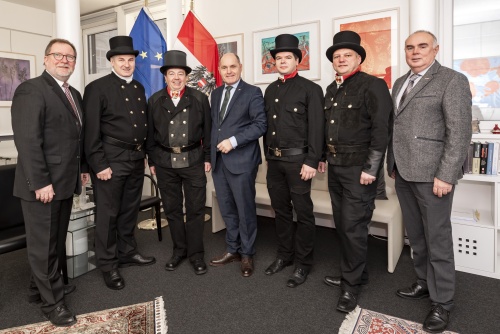 Nationalratspräsident Wolfgang Sobotka (V) (Mitte) mit Vertretern der RauchfangkehrerInnung