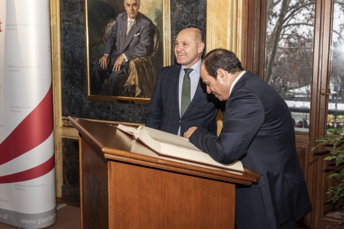 Von links: Nationalratspräsident Wolfgang Sobotka (V) mit dem Präsidenten der Arabischen Republik Ägypten Abdel Fattah Al-Sisi (beim Eintrag in das Gästebuch)