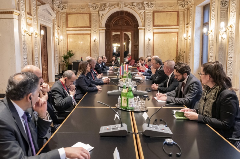 Aussprache. Linke Tischhälfte:  Ägyptische Delegation unter der Leitung des Präsidenten der Arabischen Republik Ägypten Abdel Fattah Al-Sisi. Rechte Tischhälfte: ^Österreichische Delegation unter der Leitung von Nationalratspräsident Wolfgang Sobotka (V) (5. von rechts)