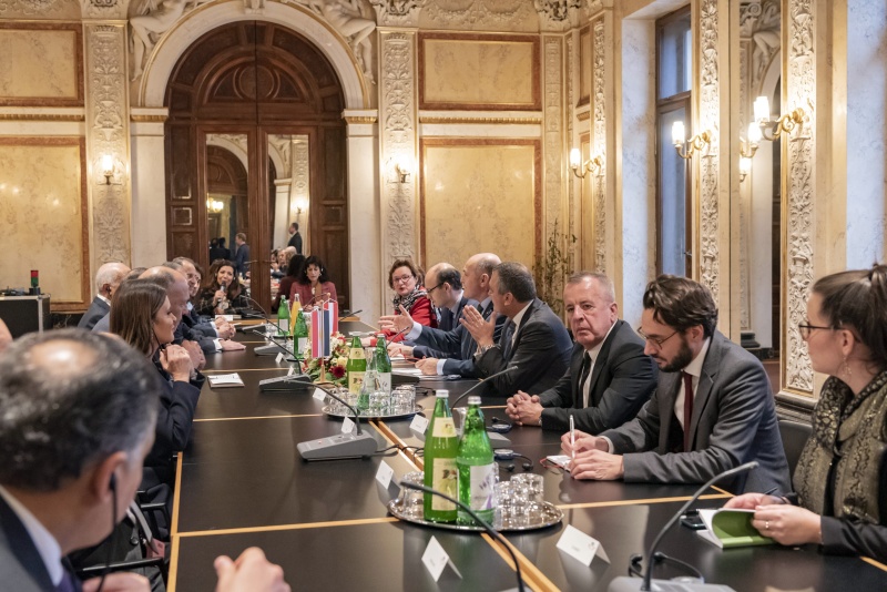 Aussprache. Österreichische Delegation unter der Leitung von Nationalratspräsident Wolfgang Sobotka (V) (5. von rechts)