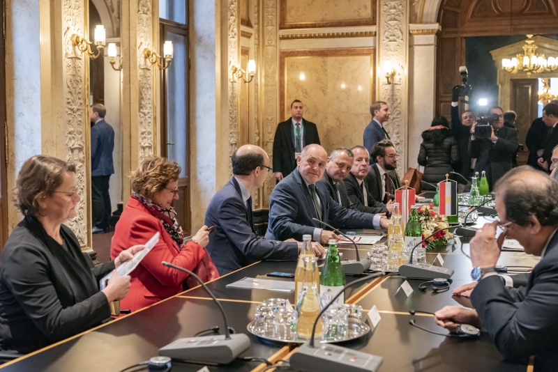 Aussprache. Österreichische Delegation unter der Leitung von Nationalratspräsident Wolfgang Sobotka (V) (4. von links)