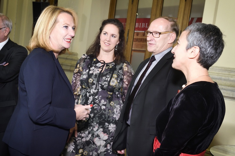 Von links: Zweite Nationalratspräsidentin Doris Bures (S), Wiener Hilfswerk Eva Bertalan, Projekt "100 Jahre Republik - 100 Jahre Leben" Walter Hermann, Verein Peregrina Gülgün Stoiber