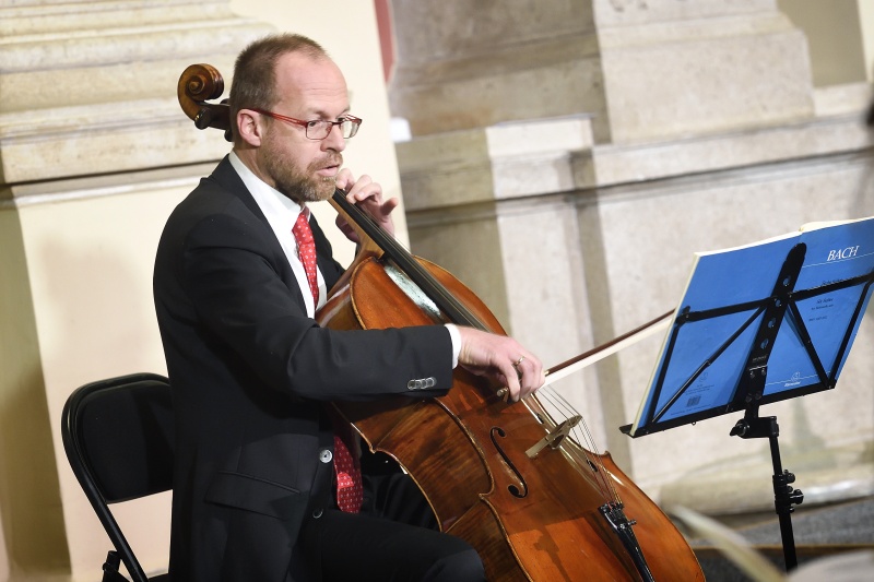 Musikalische Umrahmung durch Roland Lindenthal