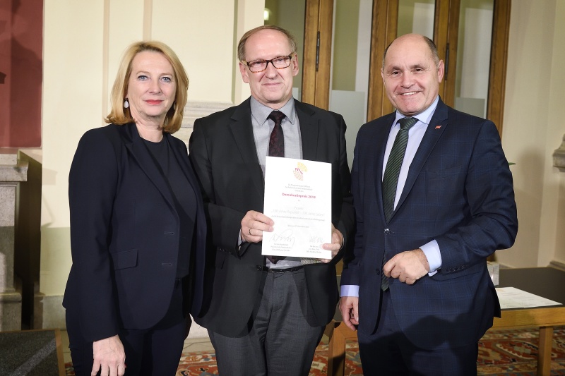 Von links: Zweite Nationalratspräsidentin Doris Bures (S), Projekt "100 Jahre Republik - 100 Jahre Leben" Walter Hermann, Nationalratspräsident Wolfgang Sobotka (V)