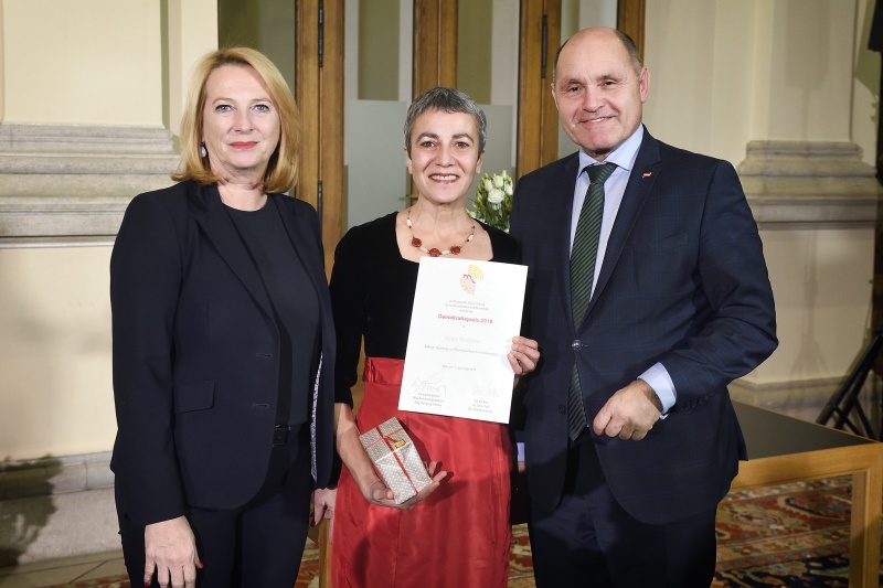 Von links: Zweite Nationalratspräsidentin Doris Bures (S), Verein Peregrina Gülgün Stoiber, Nationalratspräsident Wolfgang Sobotka (V)