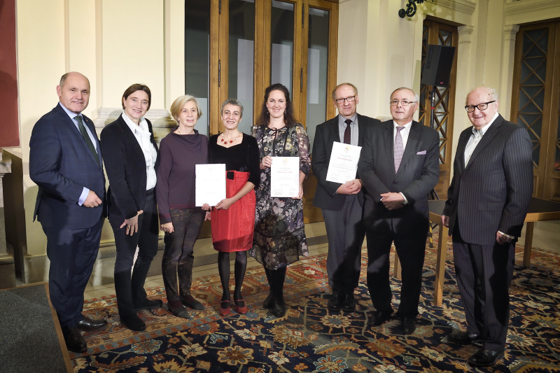 Von links: Nationalratspräsident Wolfgang Sobotka (V), Mitglied der Jury Elisabeth Totzauer, Mitglied der Jury Sieglinde Rosenberger, Verein Peregrina Gülgün Stoiber, Wiener Hilfswerk Eva Bertalan, Projekt "100 Jahre Republik - 100 Jahre Leben" Walter Hermann, Mitglied der Jury Oliver Rathkolb, Manfried Welan