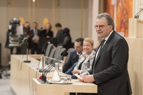 Am Rednerpult: Bundesratvizepräsident Ewald Lindinger (S) bei seiner Abschiedsrede