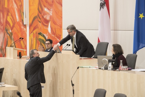 Am Rednerpult: Bundesratvizepräsident Ewald Lindinger (S) verabschiedet sich vom vorsitzenden Bundesratspräsidenten Magnus Brunner (V).