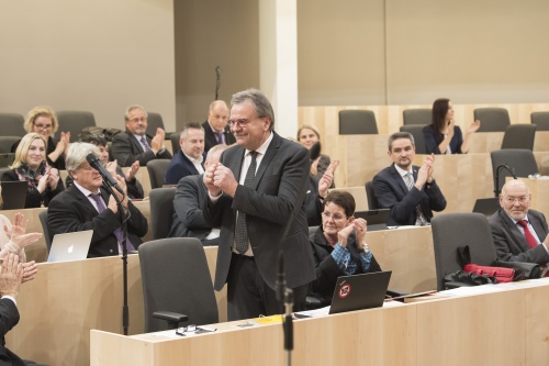 Bundesratvizepräsident Ewald Lindinger (S) auf seinem Sitzplatz im Plenum